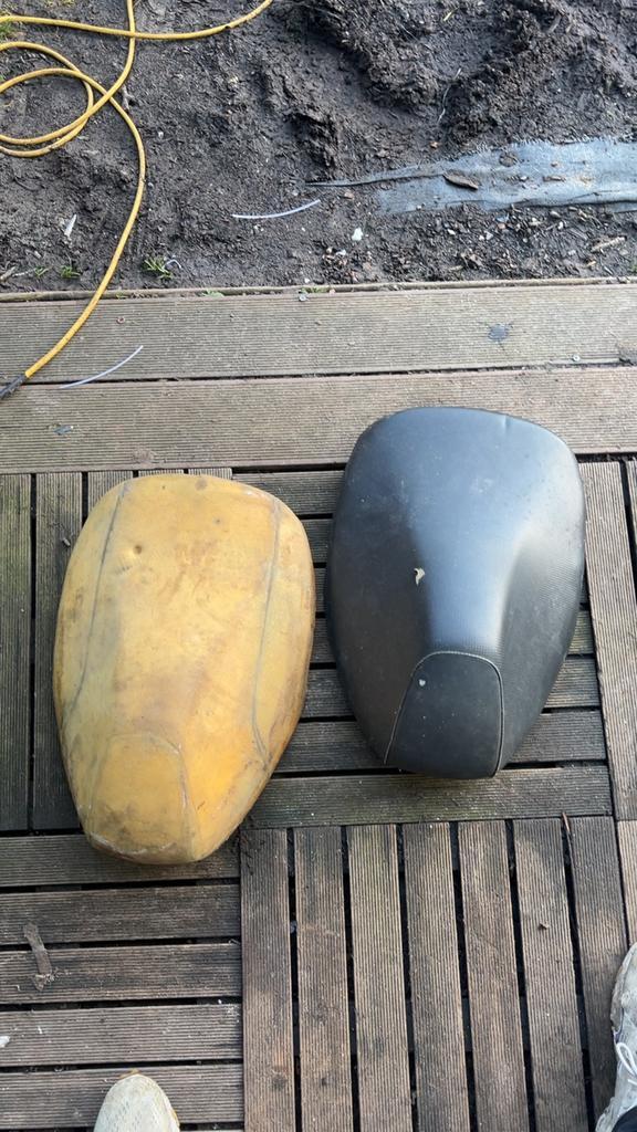 2x zadel Yamaha aerox/mbk nitro, Fietsen en Brommers, Brommeronderdelen | Scooters, Gebruikt, Yamaha, Zadel, Ophalen