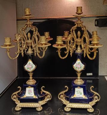 Twee prachtige bronzen-porselein kandelaars te koop. beschikbaar voor biedingen