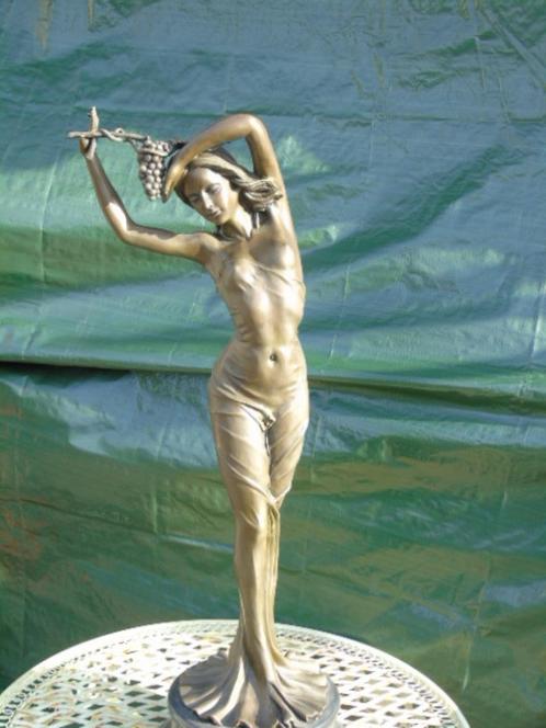 Vrouw met een druiventros, blote borst in brons, gesigneerd., Antiek en Kunst, Antiek | Brons en Koper, Brons, Ophalen