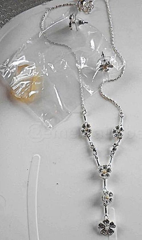 AVON: De Delicate Flower-set, Handtassen en Accessoires, Kettingen, Nieuw, Zilver, Zilver, Ophalen of Verzenden