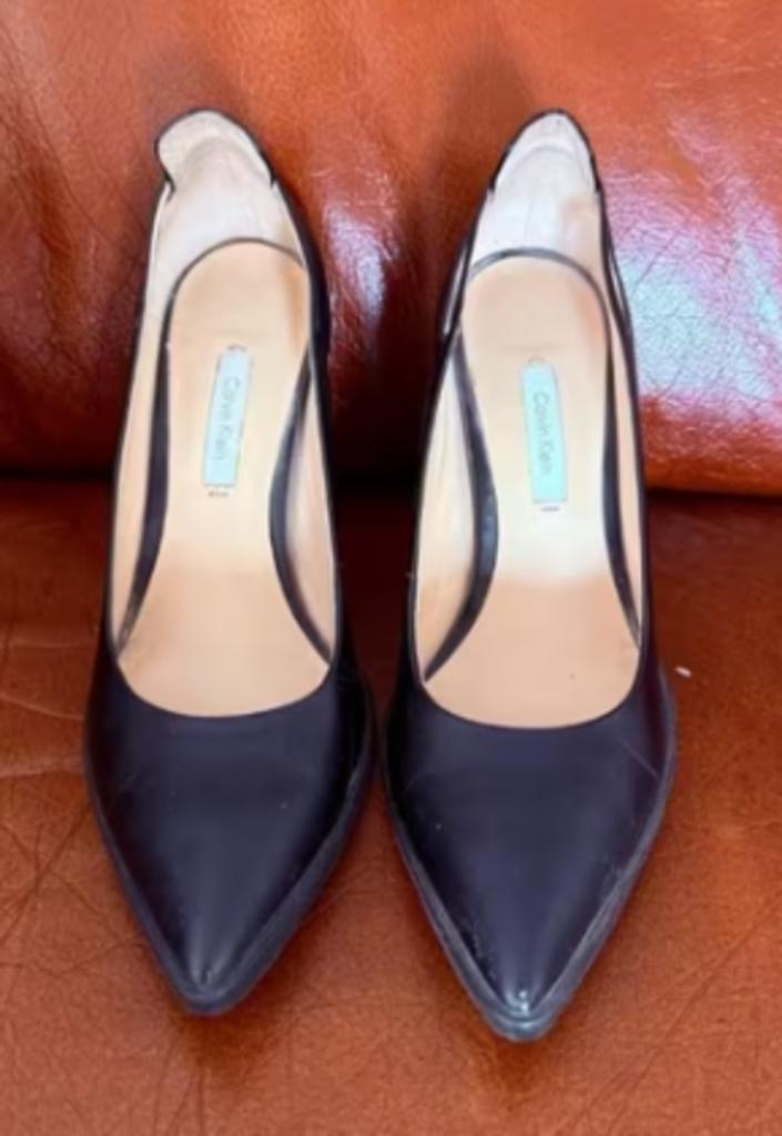 Calvin Klein zwarte leren pumps — Maat 38, Kleding | Dames, Schoenen, Gedragen, Pumps, Zwart, Ophalen of Verzenden