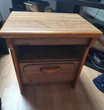houten nachtkastje beschikbaar voor biedingen