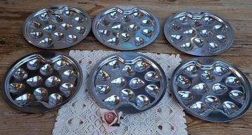 6 Vintage Franse R.V.S. slakkenbordjes voor elk 12 slakken beschikbaar voor biedingen