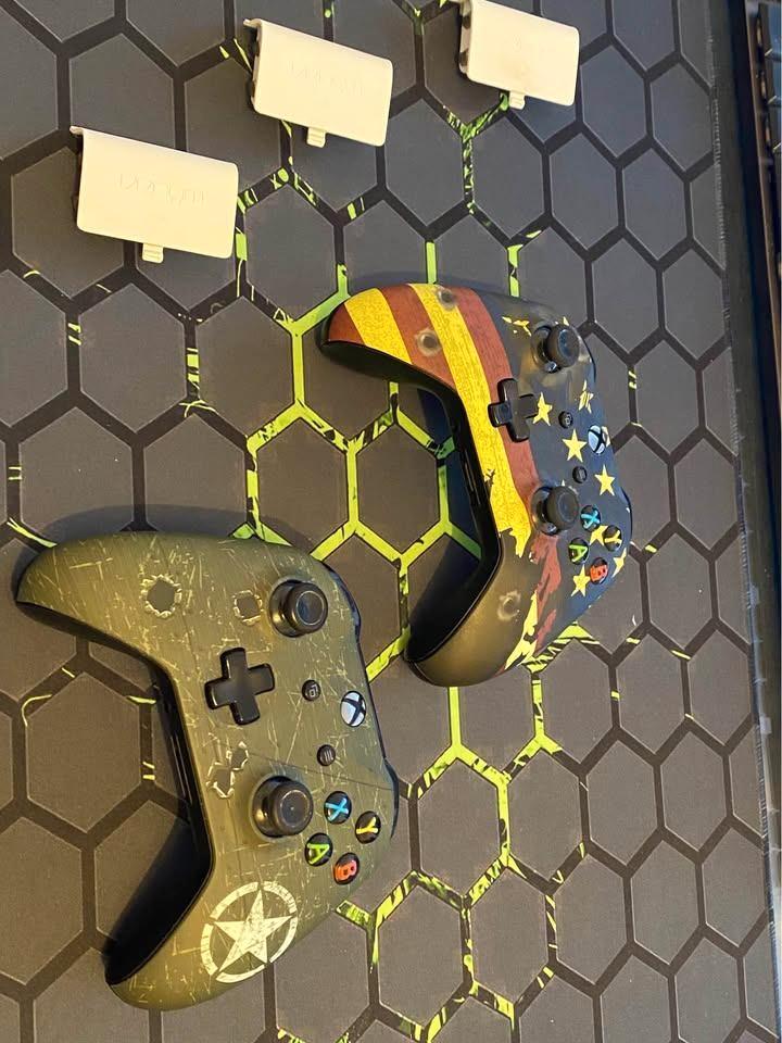 2 manettes xbox one sans fils et 3 batteries rechargeables, Games en Spelcomputers, Spelcomputers | Xbox | Accessoires, Zo goed als nieuw