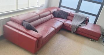 Rode lerederen sofa beschikbaar voor biedingen