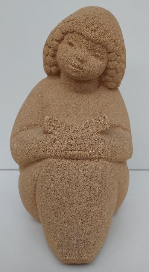 Statue en grès lisant une femme marquée Stone art Belguim, Collections, Statues & Figurines, Comme neuf, Humain, Enlèvement ou Envoi