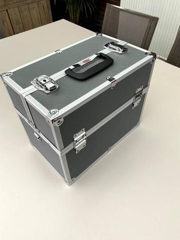 Make-up koffer beschikbaar voor biedingen
