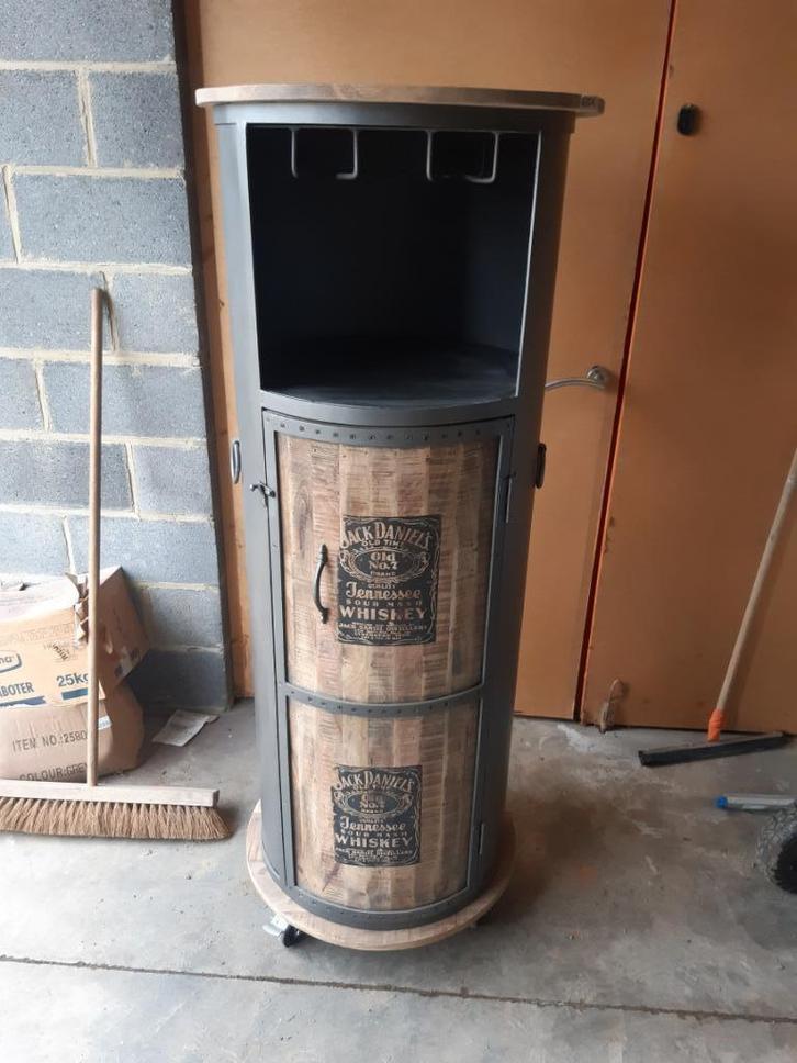 JACK DANIELS houten en metalen stang op wielen, Huis en Inrichting, Woonaccessoires | Wijnrekken, Nieuw, 75 cm of meer, Hout, 5 tot 15 flessen