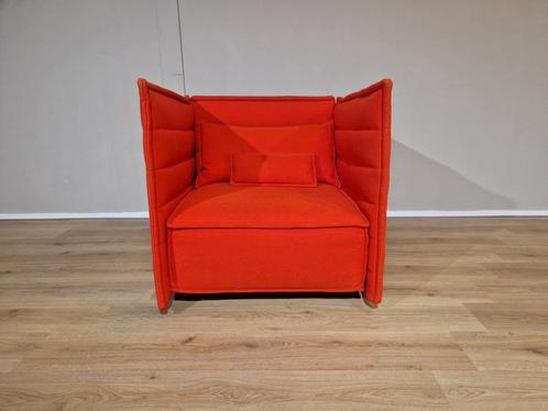 Vitra Alcove Plume - Fauteuil - Rood - Stof - Design, Huis en Inrichting, Fauteuils, Zo goed als nieuw, Metaal, Stof, 75 tot 100 cm