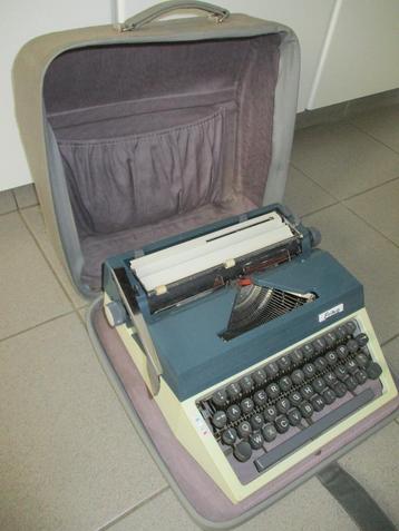 vintage typmachine van het merk Erika met opbergkoffer  beschikbaar voor biedingen