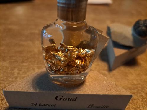 Flocons d'or (24 K) dans une bouteille sur support., Collections, Collections Autre, Comme neuf, Enlèvement ou Envoi