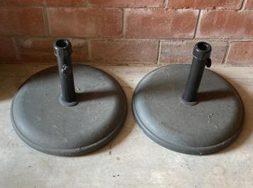 2 betonnen parasolvoeten beschikbaar voor biedingen