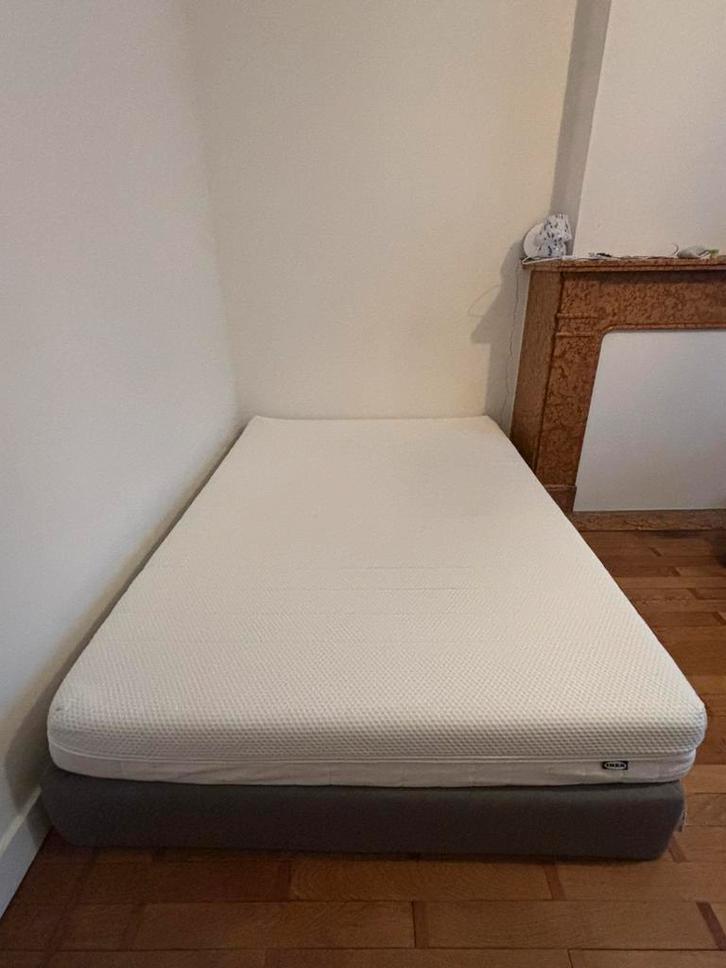 Bed en matras IKEA, Huis en Inrichting, Slaapkamer | Bedden, Zo goed als nieuw, 140 cm, Ophalen