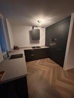 ZWARTE DESIGN KEUKEN MET KASTENWAND