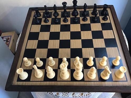 Mooi schaakspel met groot houten bord en verzwaarde stukken., Hobby en Vrije tijd, Gezelschapsspellen | Bordspellen, Ophalen of Verzenden