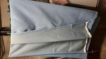 Grijsblauwe gordijnen beschikbaar voor biedingen