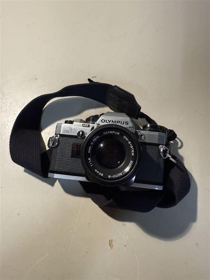 Vintage Olympus OM10 Spiegelreflex + Zuiko 50mm F/1.8 & Stra, Audio, Tv en Foto, Fotocamera's Analoog, Zo goed als nieuw, Spiegelreflex