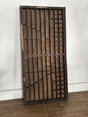 Oude letterbak, letterschuif, vakjeskast hout beschikbaar voor biedingen