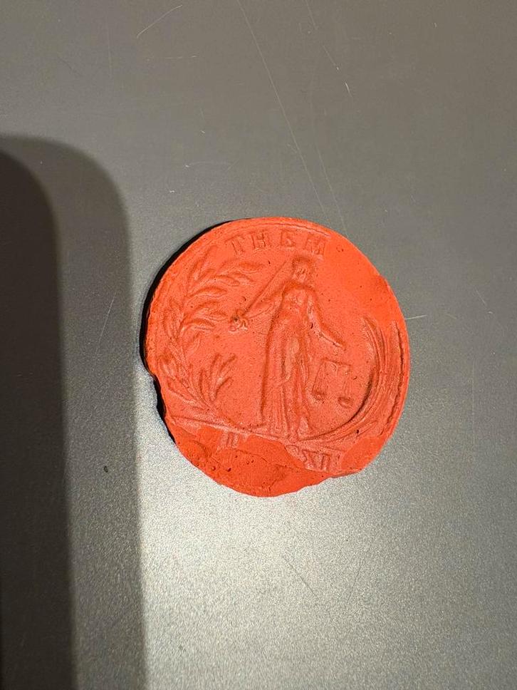 19e-eeuwse rode zegellakafdruk met Themis (Justitia), Antiek en Kunst, Antiek | Religieuze voorwerpen, Verzenden