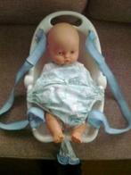 Pop met draagmand, een mooi tasje en een zitje voor de pop, Kinderen en Baby's, Speelgoed | Poppen, Ophalen of Verzenden, Babypop