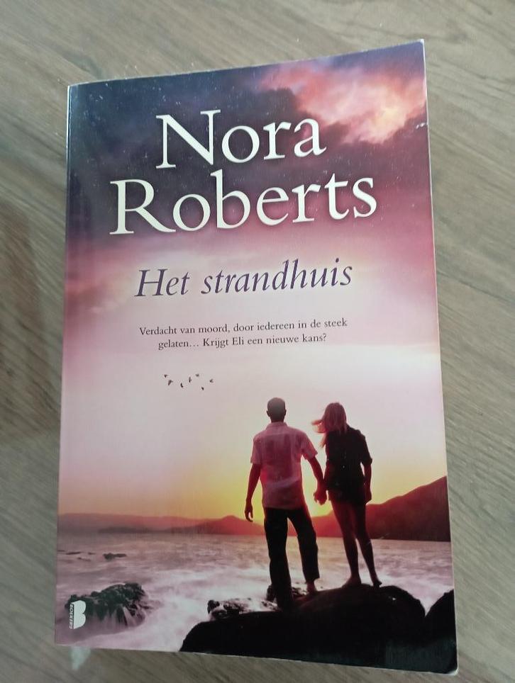 Het strandhuis - Nora Roberts (thriller), Boeken, Thrillers, Gelezen, Ophalen of Verzenden