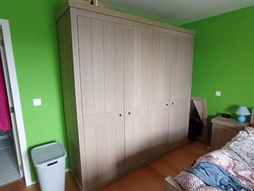 Prachtige grote eikenhouten kledingkast. beschikbaar voor biedingen