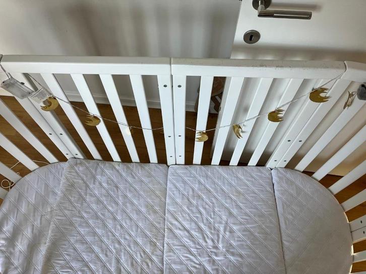 Lit bébé transformable ovale, Kinderen en Baby's, Babywiegjes en Ledikanten, Zo goed als nieuw, Ledikant, Ophalen