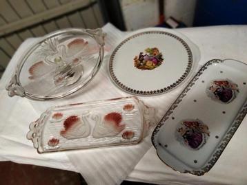 Plat à tarte sur pied + plateau rect. verre + idem en porcel beschikbaar voor biedingen