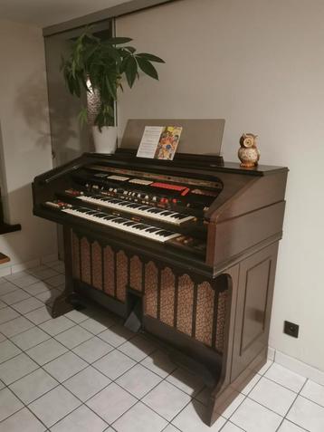 Orgel eminent met pedalen en stoel beschikbaar voor biedingen