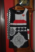 Désigual rechte jurk met zwart/wit/rode print Maat 36 TBon, Kleding | Dames, Jurken, Knielengte, Ophalen of Verzenden, Zo goed als nieuw