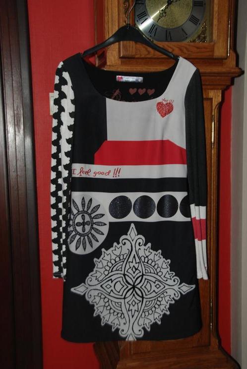 Désigual rechte jurk met zwart/wit/rode print Maat 36 TBon, Kleding | Dames, Jurken, Zo goed als nieuw, Maat 36 (S), Zwart, Knielengte
