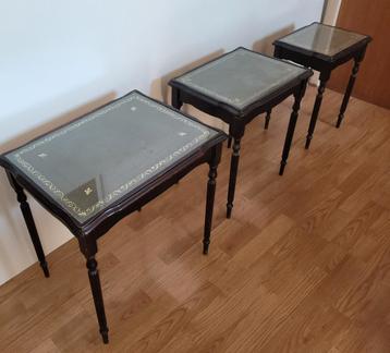 Superb Vintage 3-delige leren bijzettafel met marqueterie  beschikbaar voor biedingen