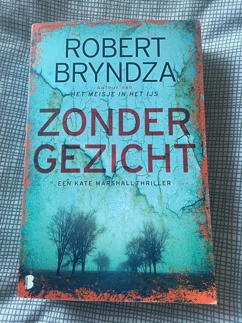 Robert Bryndza - Zonder gezicht, Boeken, Thrillers, Zo goed als nieuw, Ophalen