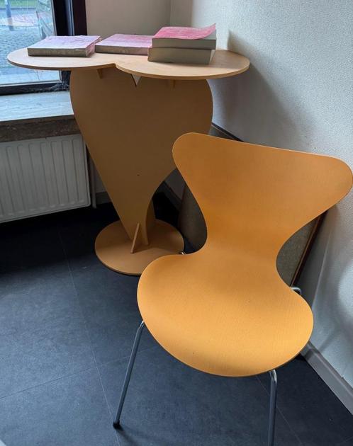 6 stoelen Fritz Hansen, 2 bijhorende tafeltjes (hoog en laag, Huis en Inrichting, Stoelen, Gebruikt, Vijf, Zes of meer stoelen
