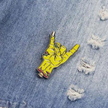 Emaille Metal Sign Gebaar Pin Broche NIEUW beschikbaar voor biedingen