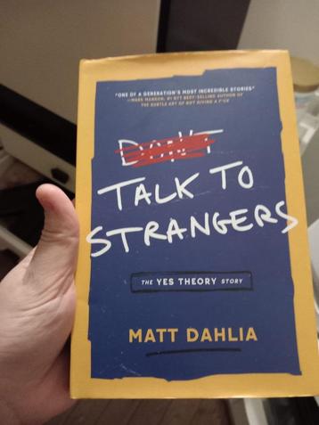Boek Talk To Strangers (YES THEORY / SEEK DISCOMFORT) NIEUW! beschikbaar voor biedingen