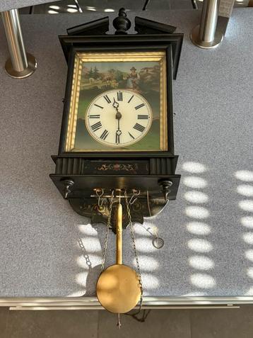 Ancienne horloge avec beau paysage beschikbaar voor biedingen