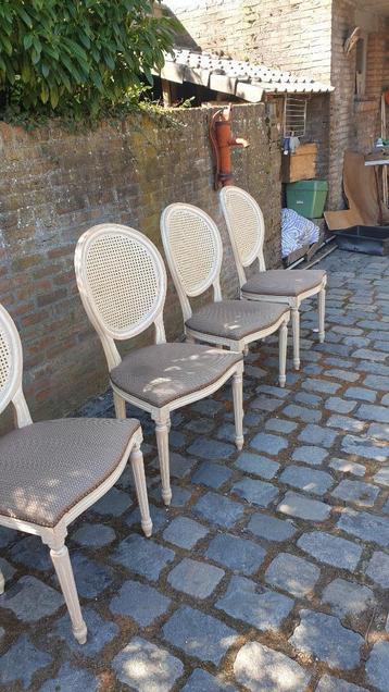Eetkamerstoelen beschikbaar voor biedingen