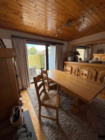 Mooie en stevige eettafel + 4 stoelen beschikbaar voor biedingen