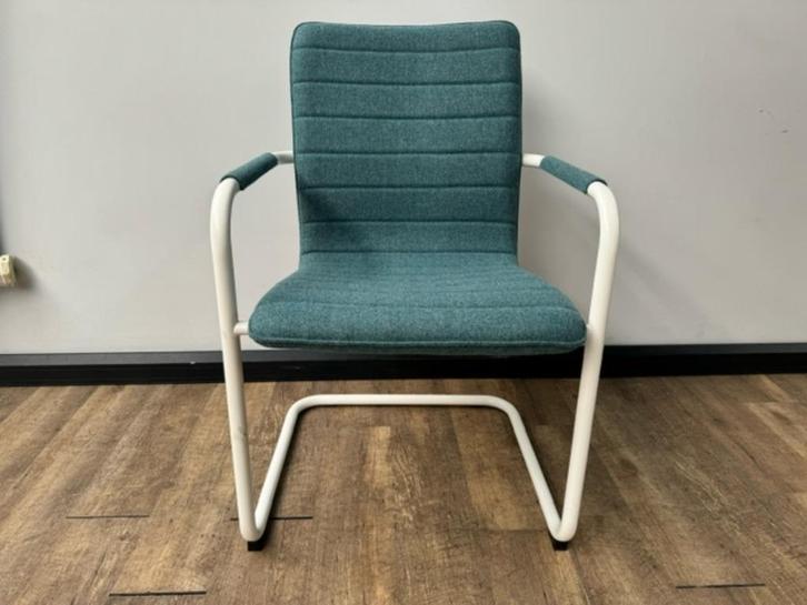 vergaderstoel wolvilt (groen-blauw) wit frame, Hobby en Vrije tijd, Vilt, Wolvilt, Ophalen of Verzenden