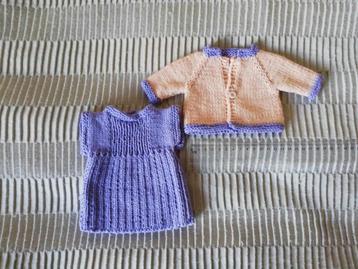 Robe de poupée et cardigan en lilas, récemment tricotés