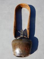 Cloche suisse ancienne avec sangle en bois décorée avec h, Maison & Meubles, Enlèvement