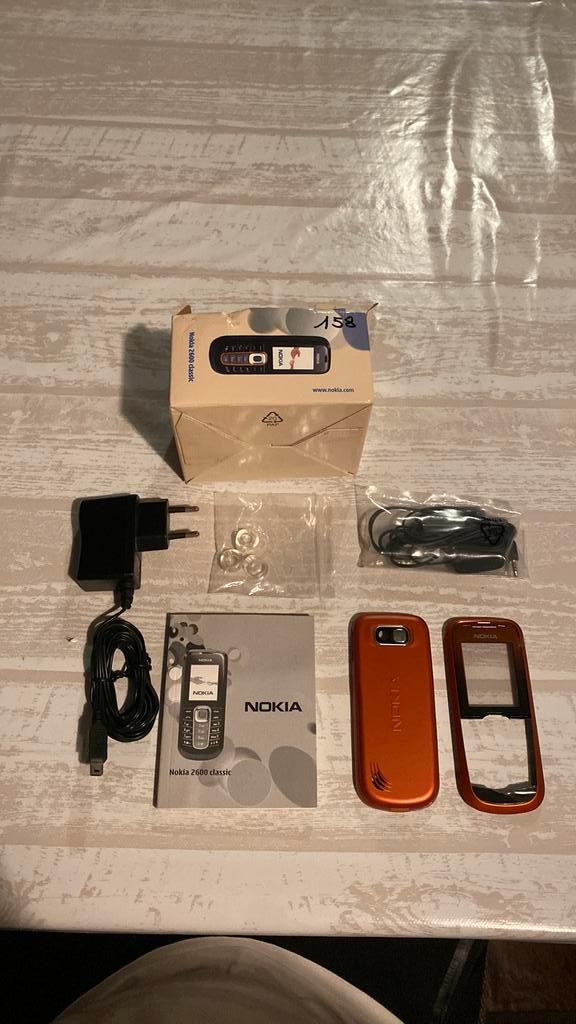 Nokia 2600 classic behuizing + lader + oortjes + toebehoren, Telecommunicatie, Mobiele telefoons | Nokia, Nieuw, Zonder abonnement