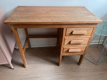 Hout Bureau beschikbaar voor biedingen