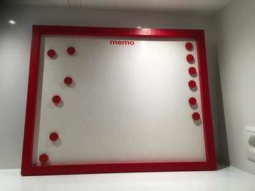 Rood memobord beschikbaar voor biedingen