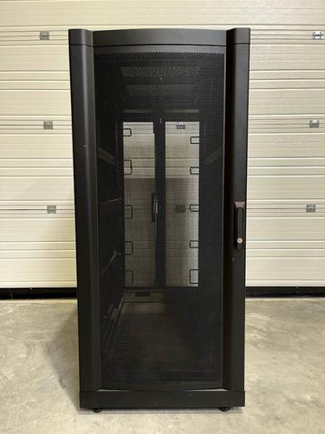 APC 25U server rack beschikbaar voor biedingen