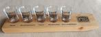 5 verres de genièvre de Wessel sur un plateau en bois, Verres et Verres à shot, Comme neuf, Envoi