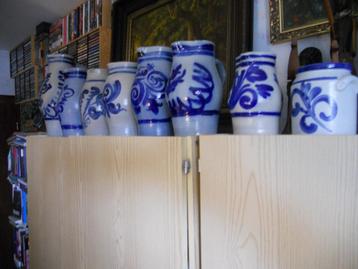 Blauw grijze keramische potten beschikbaar voor biedingen