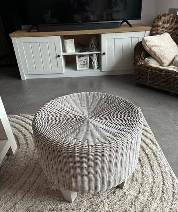 Mooie landerlijke poef of voetenbank zitbankje mee kussen beschikbaar voor biedingen