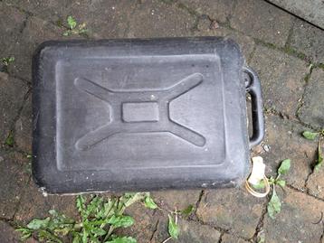 verschillende jerrycans beschikbaar voor biedingen